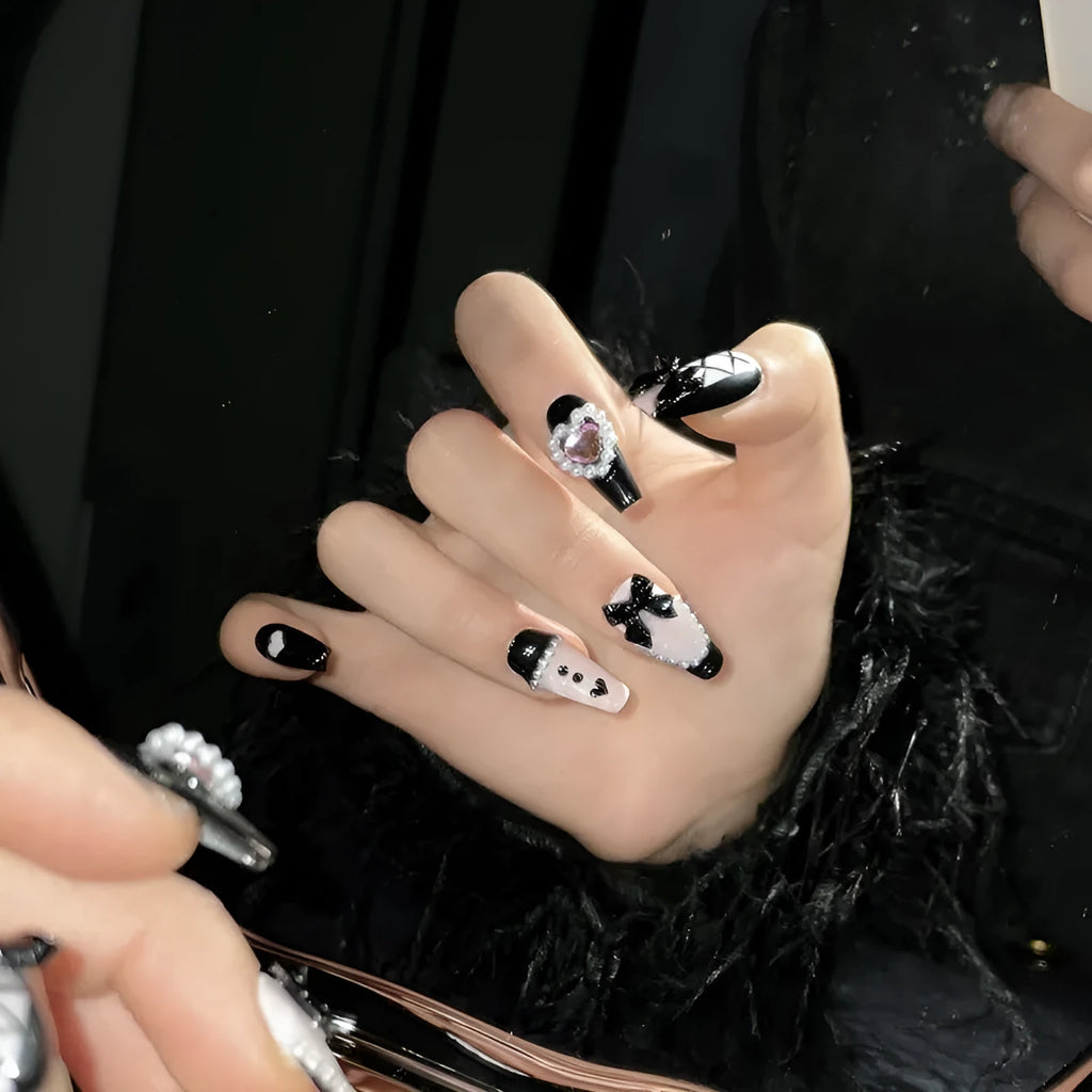 Black pink heart hand-painted detachable manicure set with bow patterns