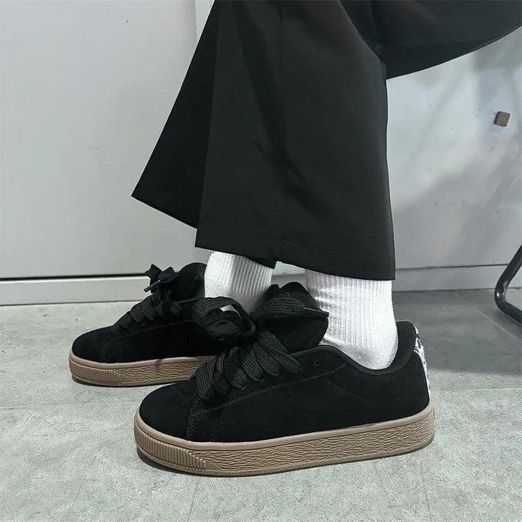 Retro black low-top sneakers with round toe, waterproof platform, and injection-moulded rubber sole