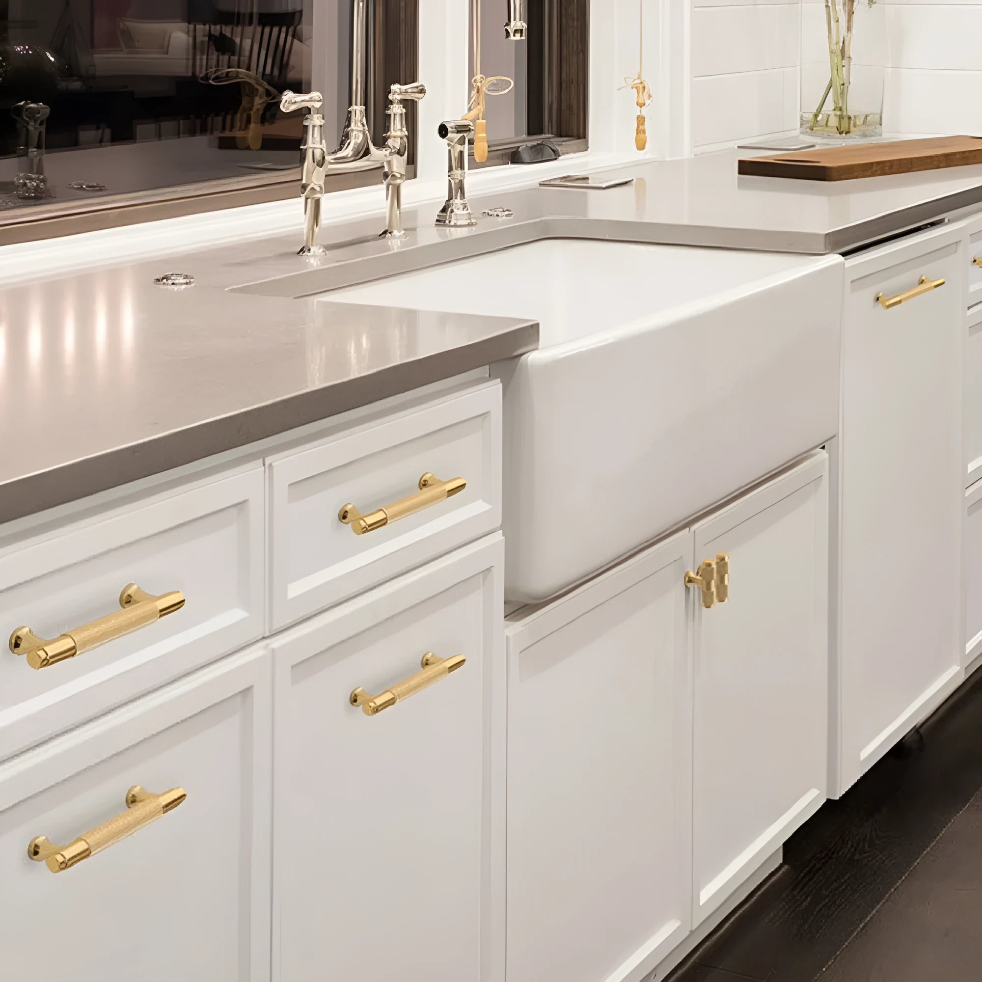 Brushed brass aluminium furniture handle with European style design for cupboard and drawer installation