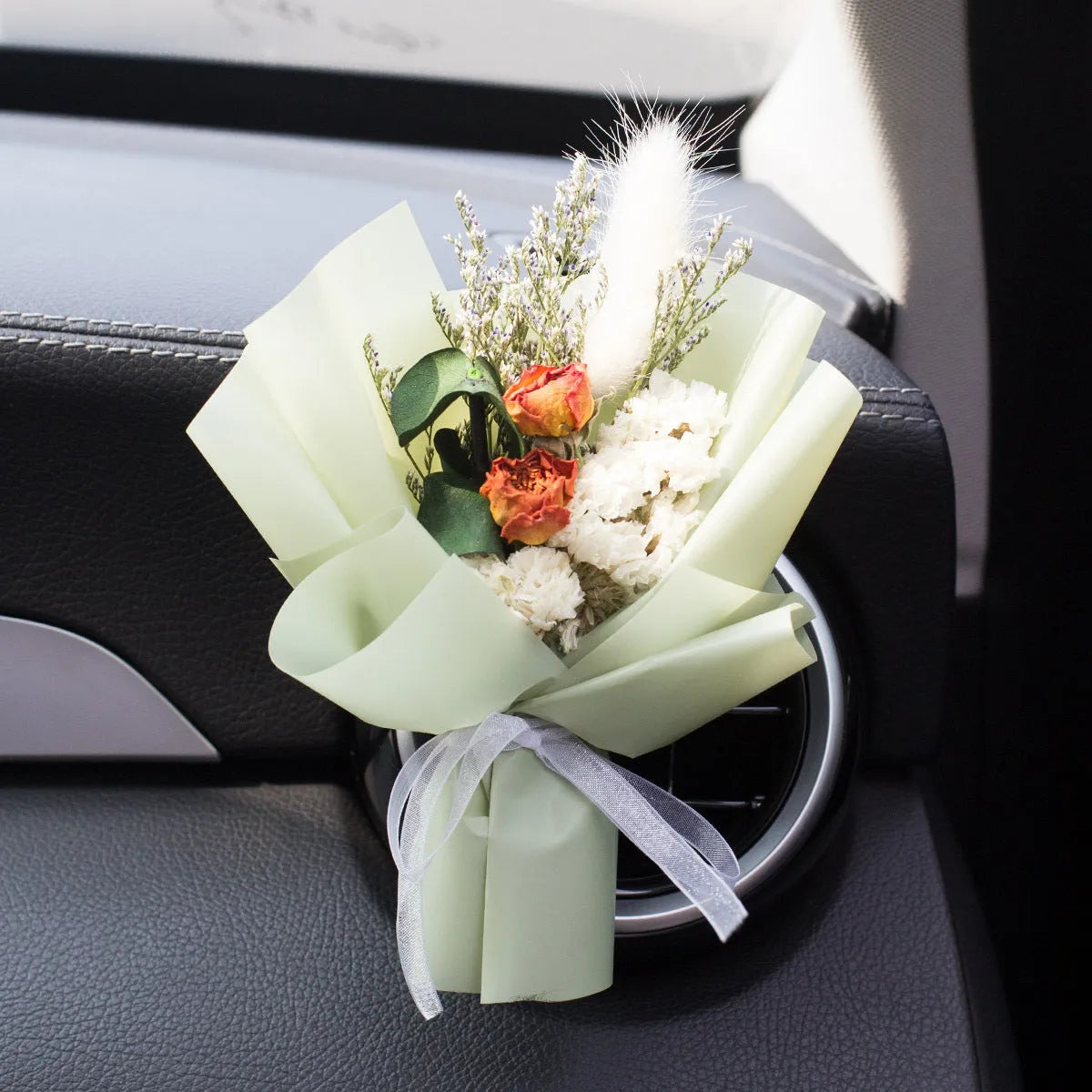 Handmade dried flower car vent aromatherapy ornament with fragrance slice