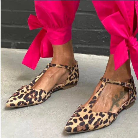 Leopard print women's pumps with pointed toe and low chunky heel on rubber sole