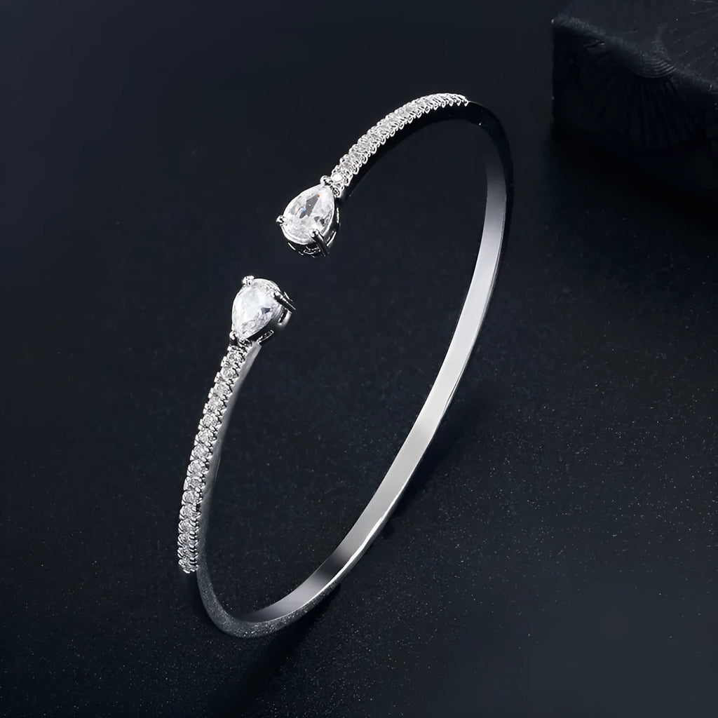 Personalised multi-zircon bracelet in blue or white colour on a copper band with simple style