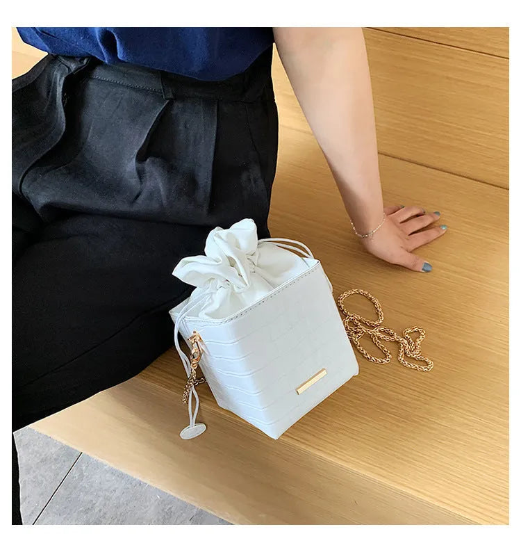 Women's small bucket-shaped chain messenger bag in multiple colours with zip closure