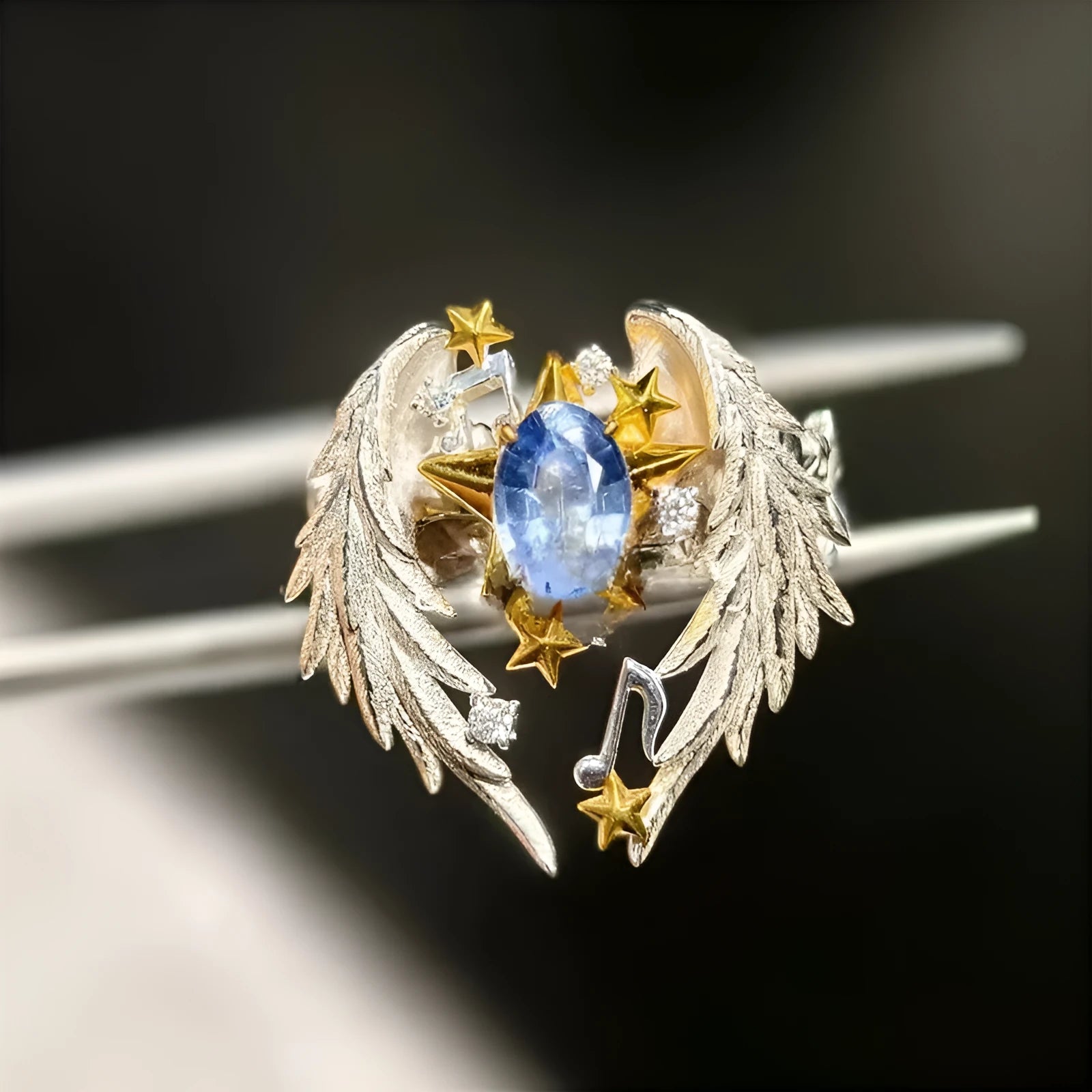 Adjustable angel wings ring with geometric design and open mouth construction