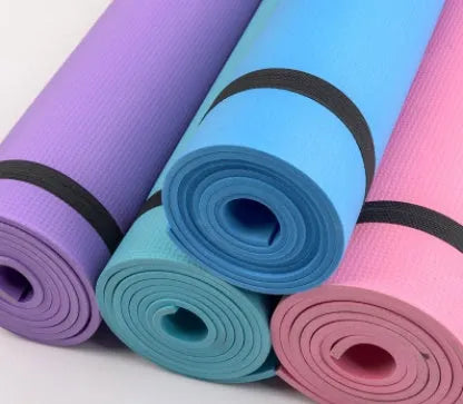 Red and blue EVA fitness yoga mats showing 4mm and 6mm thickness options on a wooden floor.