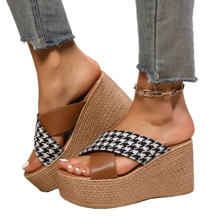 Women's wedge sandals with cross leopard plaid pattern and rubber sole