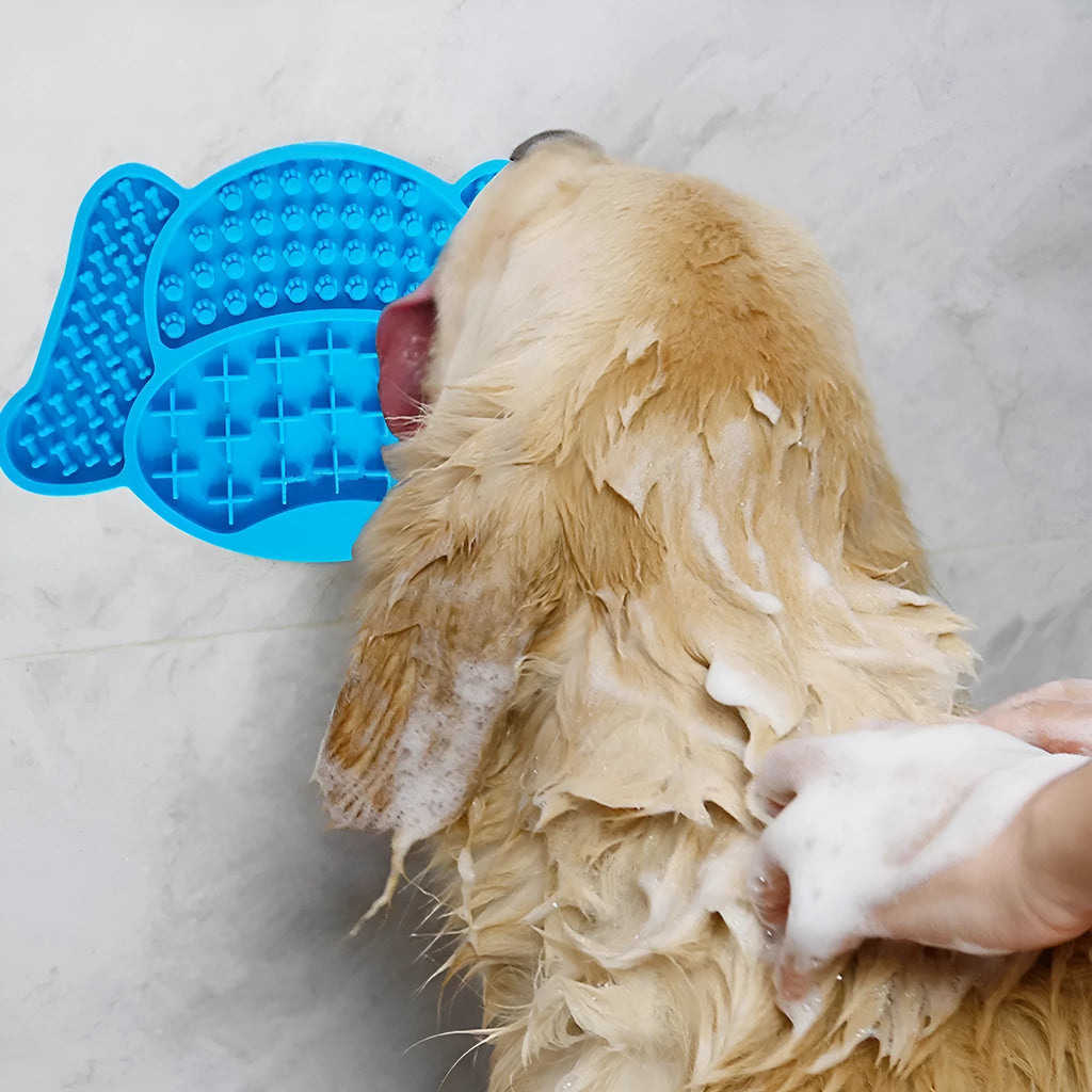 Silicone dog lick pad in red, 22 x 14.5 cm, with textured surface for slow feeding and anxiety relief