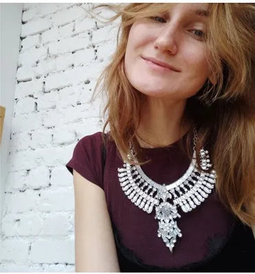 Alloy diamond short necklace with floral flower design and crystal detailing