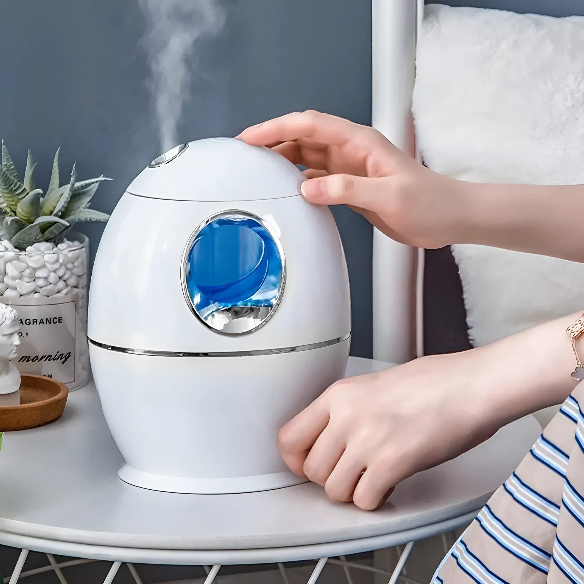 White round USB-powered aromatherapy humidifier with 800ml water tank capacity