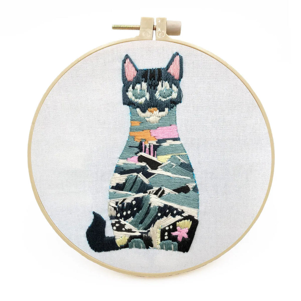 Cross stitch embroidery kit with cotton and linen materials for three-dimensional cat designs