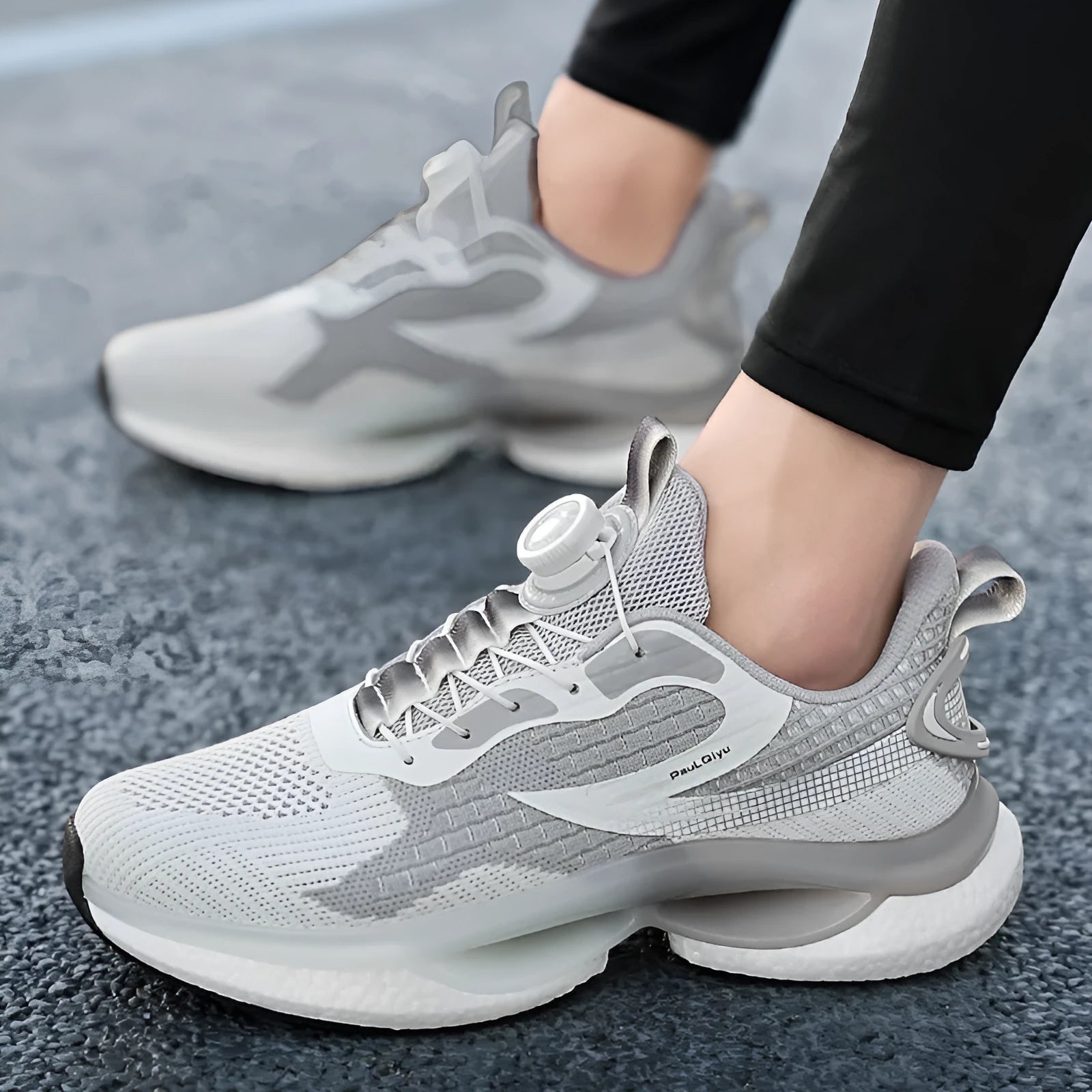 Rotating button buckle running shoes in solid colour with fly-knit mesh upper and TPU sole