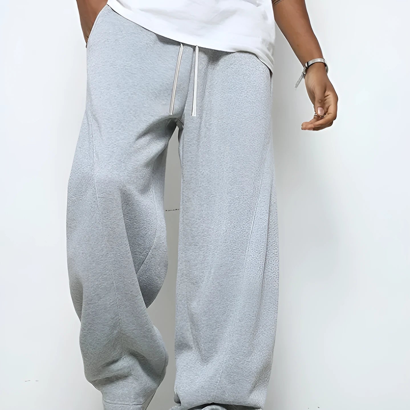 Men's solid-colour casual trousers with a drawstring waist in a straight-leg style.
