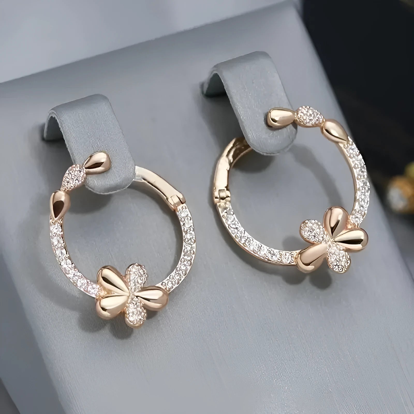Women's round ring earrings in electroplated copper with geometric design
