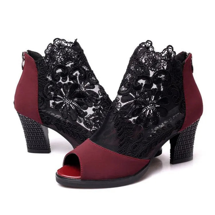 Women's black lace gladiator sandals with square high heel and flower patterns