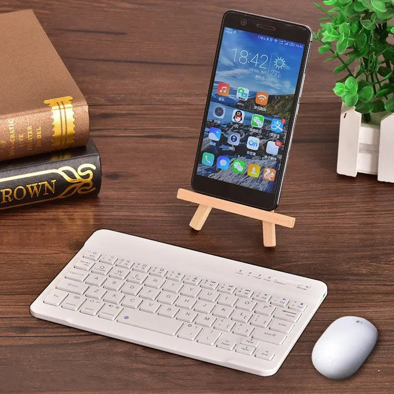 Mini Bluetooth wireless keyboard in black or white for tablets with 10m range and 44h battery life