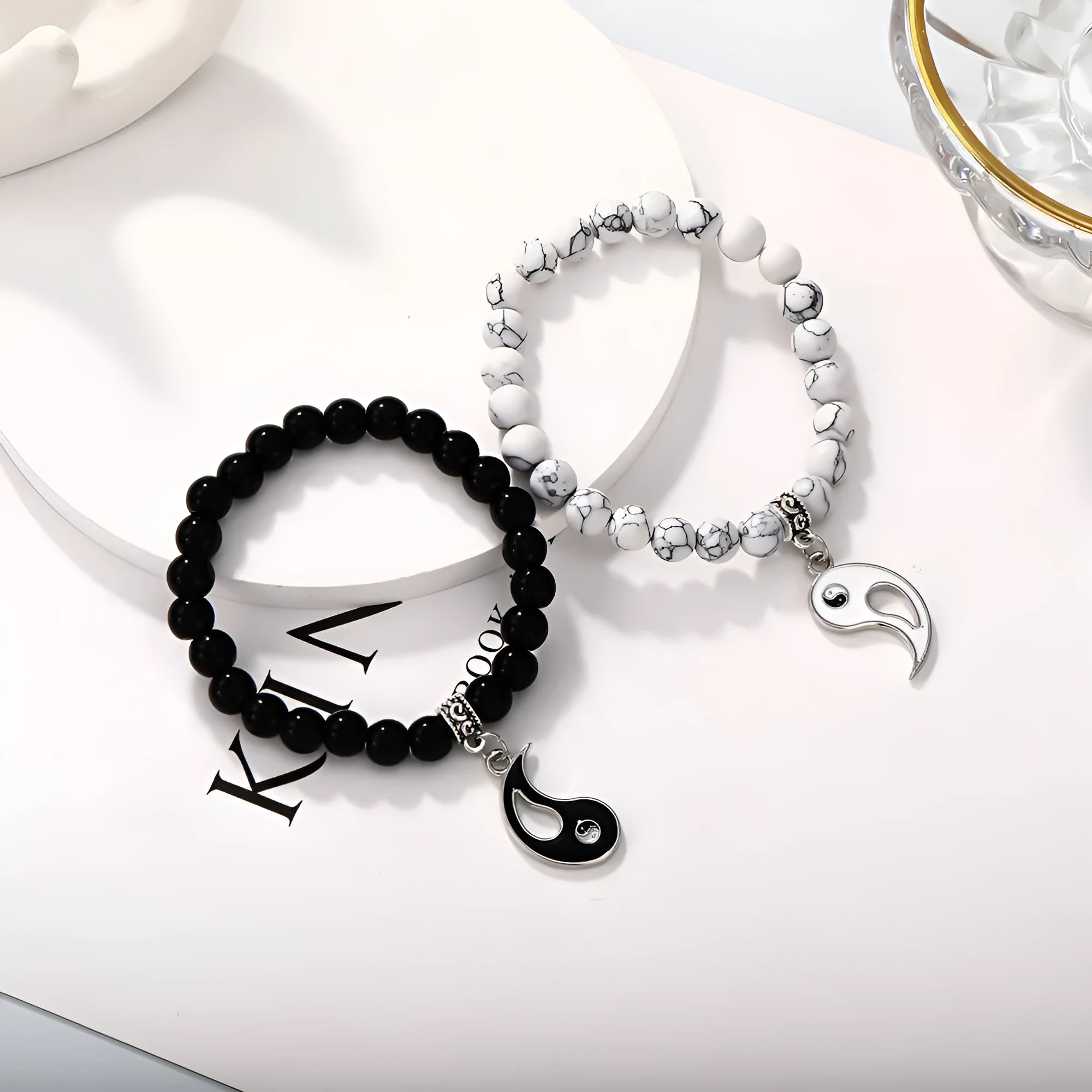 Geometric eight-diagram alloy bracelet with electroplated metallic finish