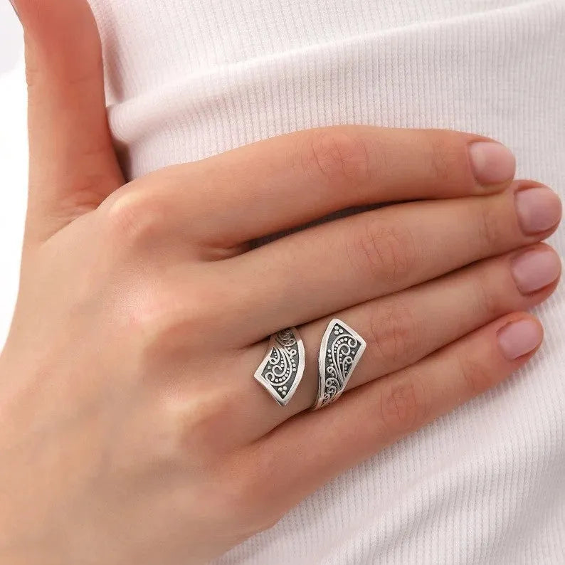 Adjustable silver women's ring with retro minimalist design on finger