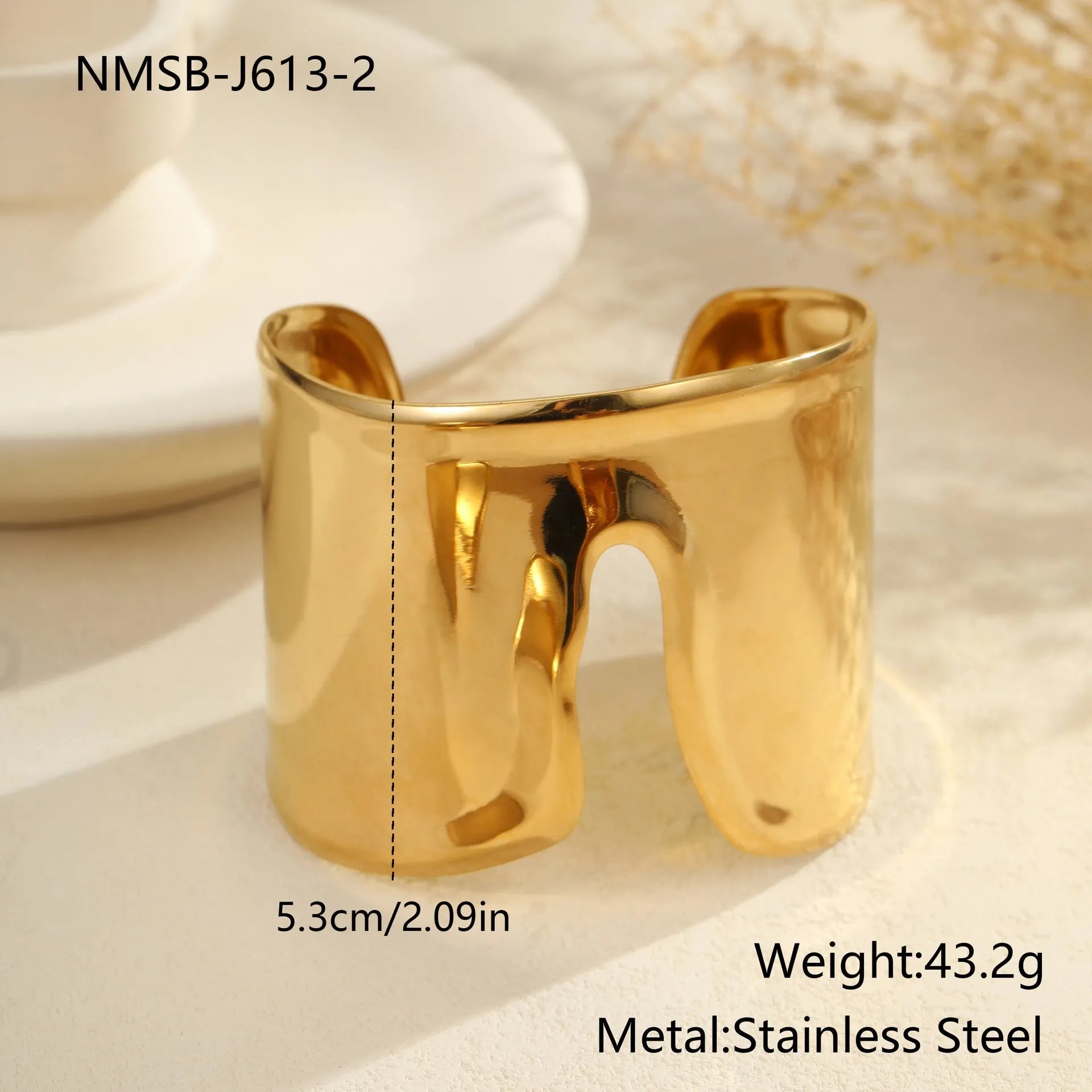 Women's fashion bracelet with gold-plated wave design and geometric elements