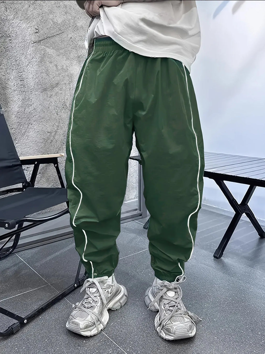 Men's loose fit casual trousers in cropped length with elastic bamboo fibre material