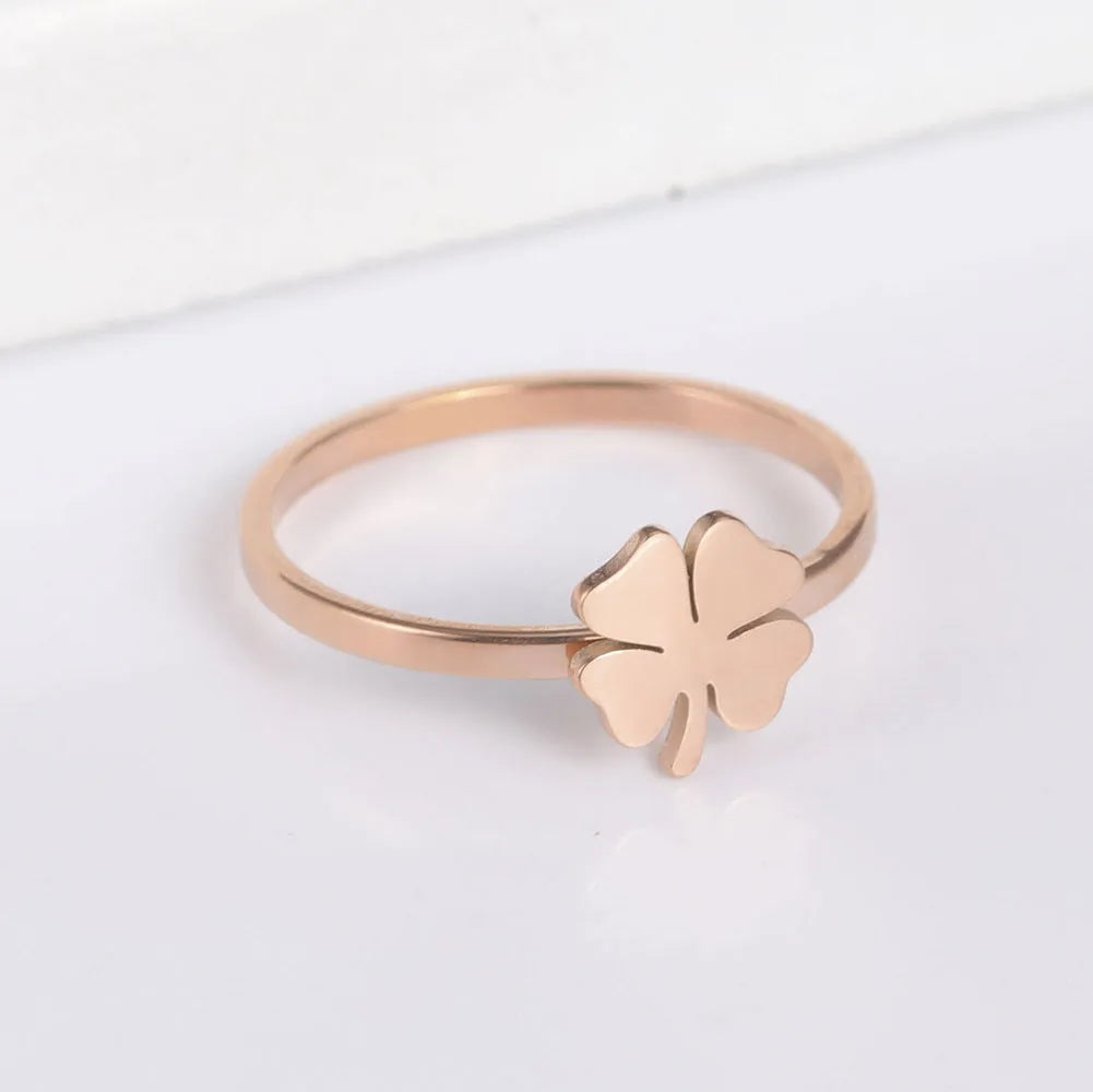 Women's stainless steel four-leaf clover ring in steel colour, flower shape with electroplating finish