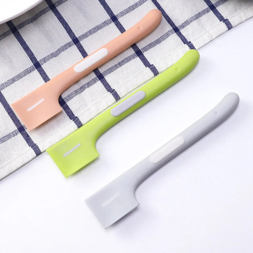 TPR long-handle pet food spoon with right-angle head for scraping canned wet food.