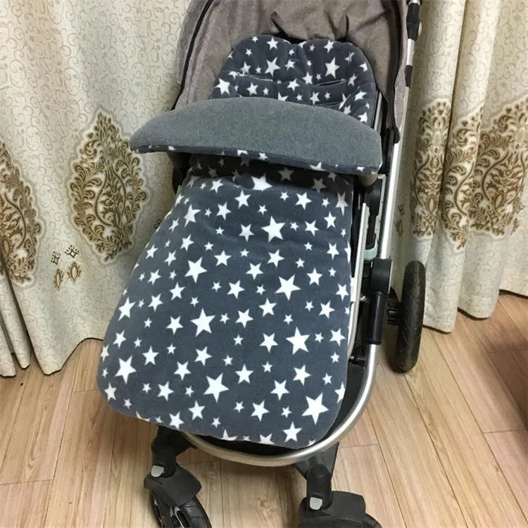 Envelope-style baby stroller sleeping bag in a plain colour with thick cotton wool filling and lamb cashmere lining.