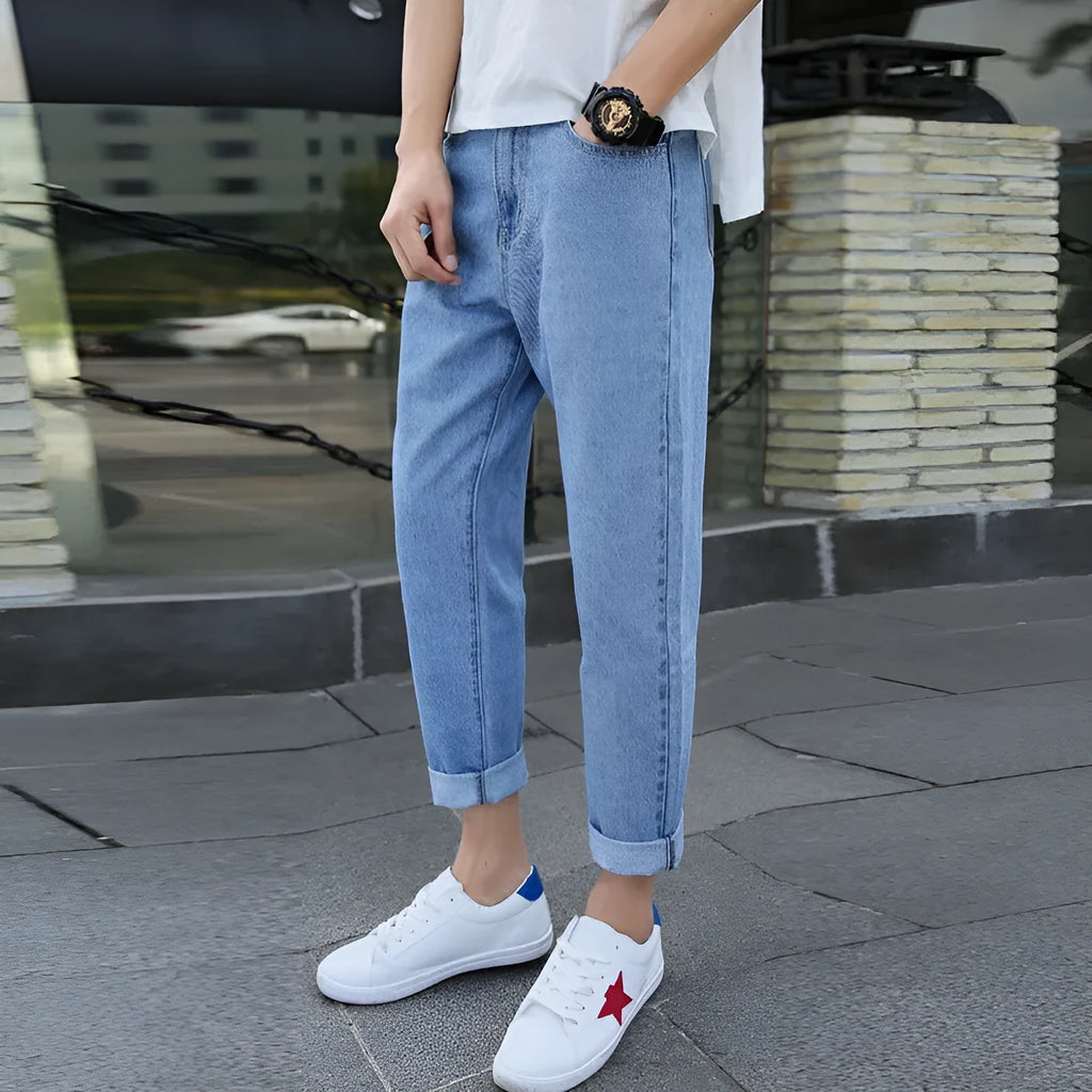 Men's straight-leg jeans in cotton with loose small harem cut in black or blue colour