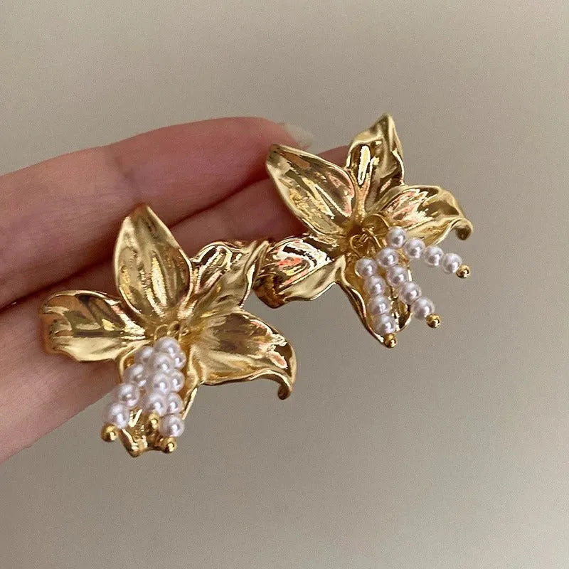 Gold H1795 metal earrings with exaggerated pearl flower design for women