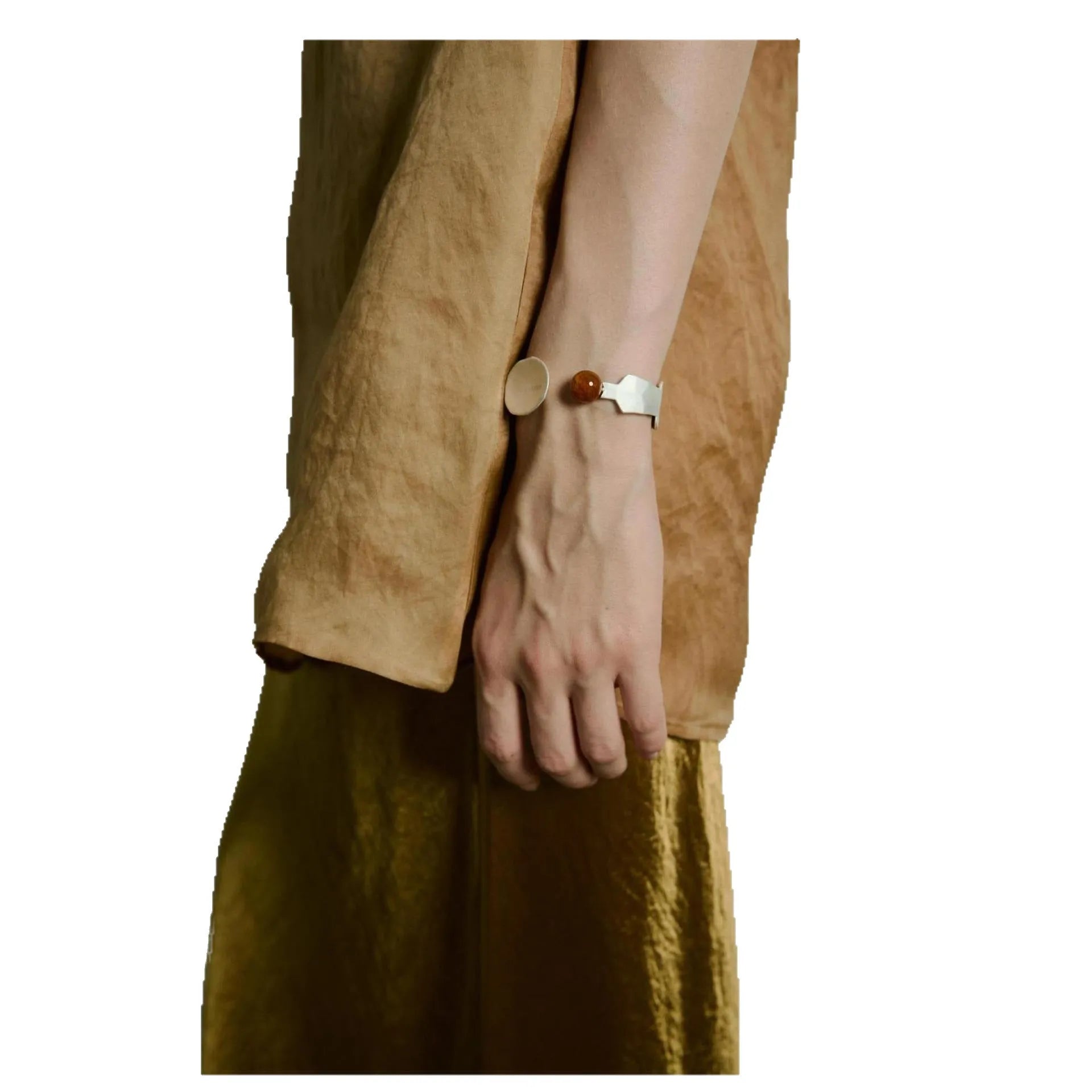 Silver-toned electroplated alloy ring and bracelet set with diamond shape design