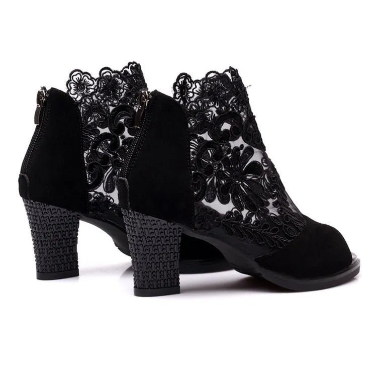 Women's black lace gladiator sandals with square high heel and flower patterns