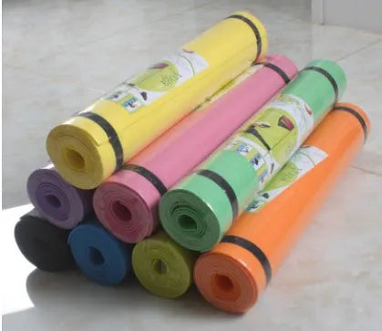 Red and blue EVA fitness yoga mats showing 4mm and 6mm thickness options on a wooden floor.