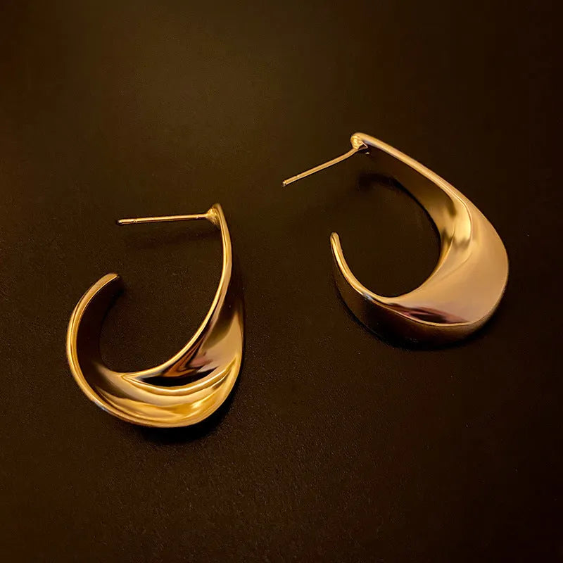 Metal twisted geometric earrings with round shape in gold or silver electroplated finish
