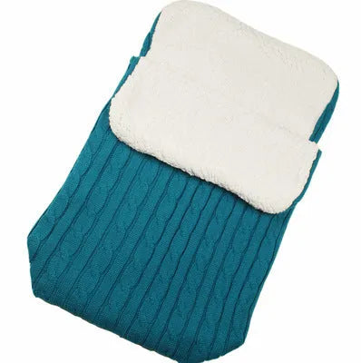 Envelope-style baby stroller sleeping bag in a plain colour with thick cotton wool filling and lamb cashmere lining.