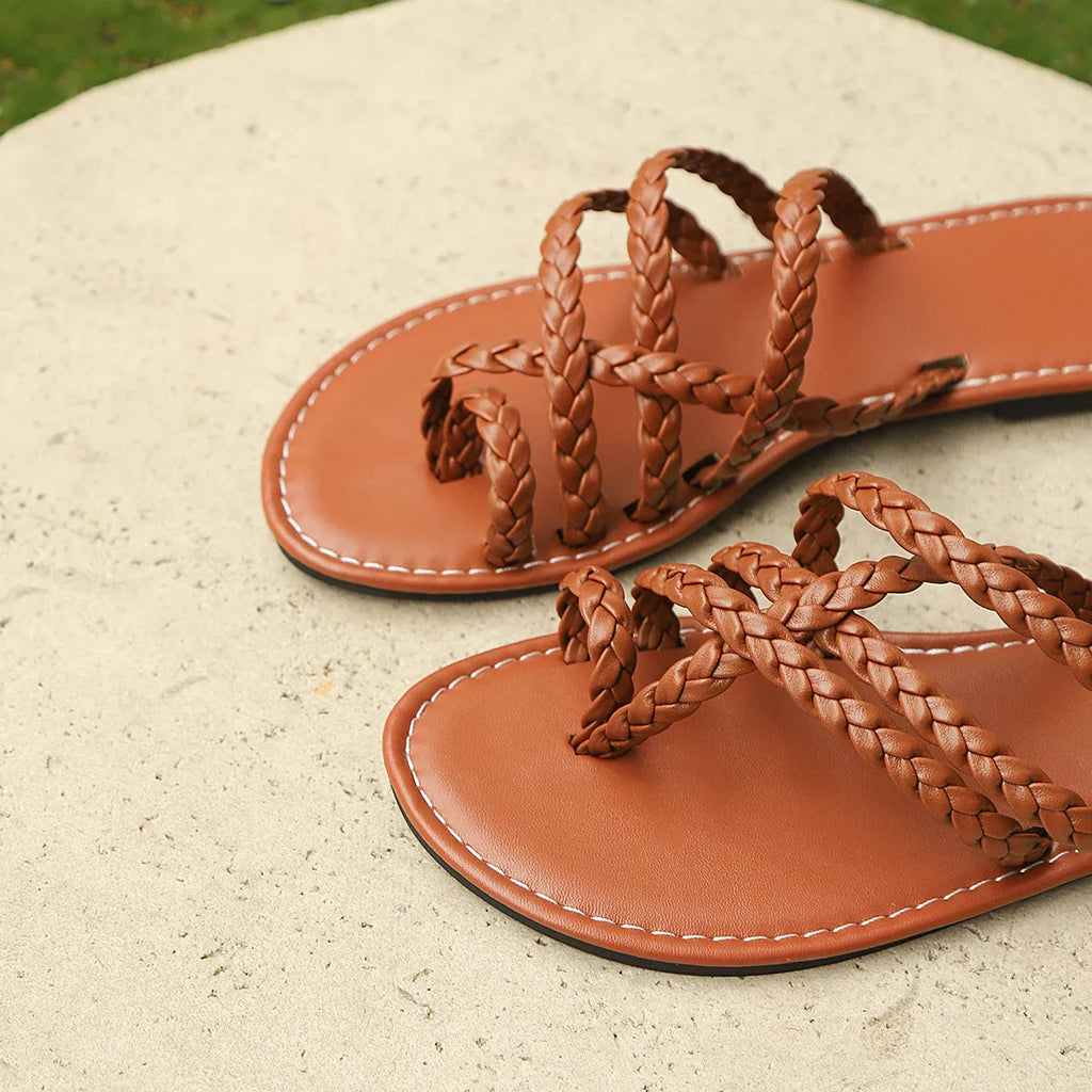 Women's clip-toe woven flat sandals in artificial PU with rubber sole