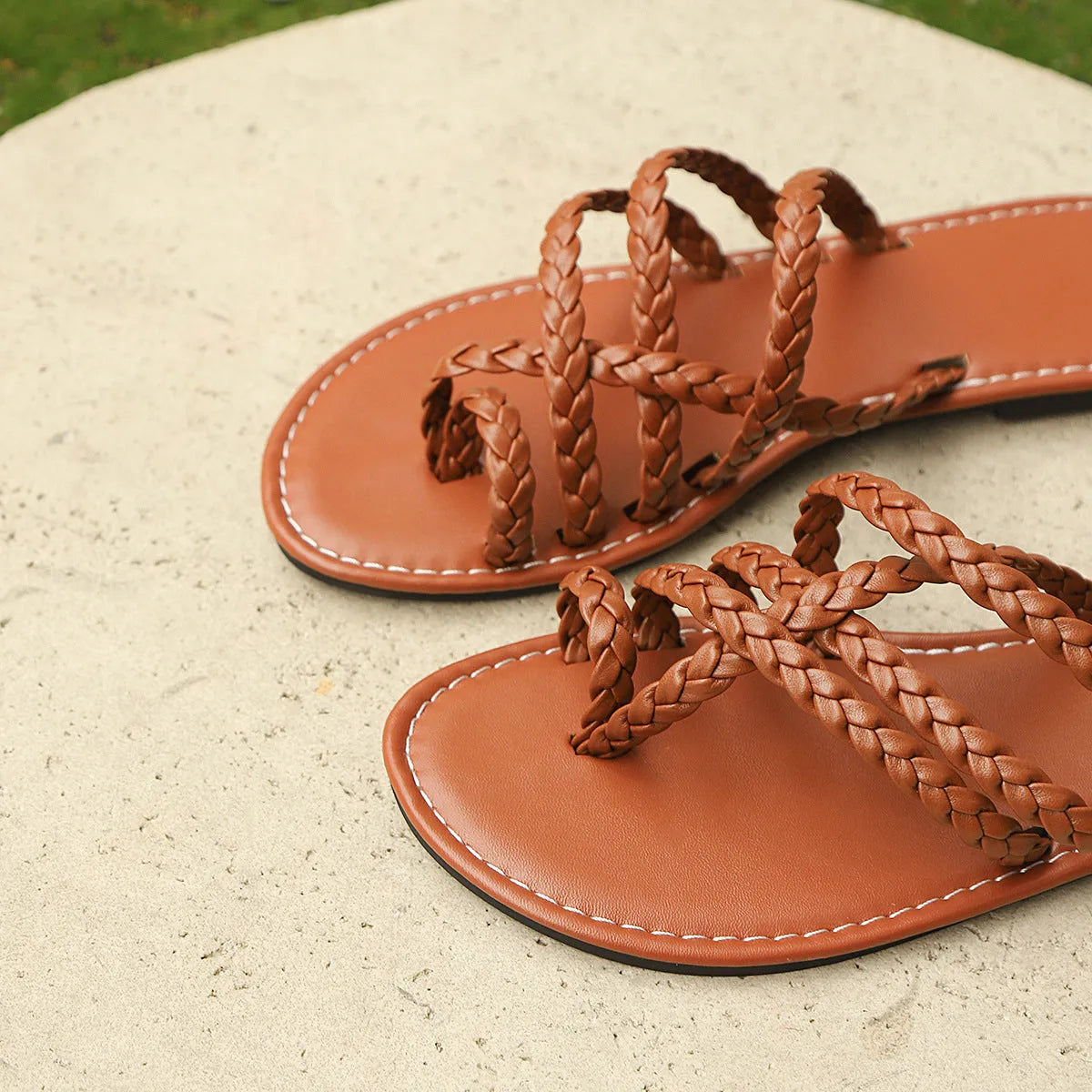 Women's clip-toe woven flat sandals in artificial PU with rubber sole