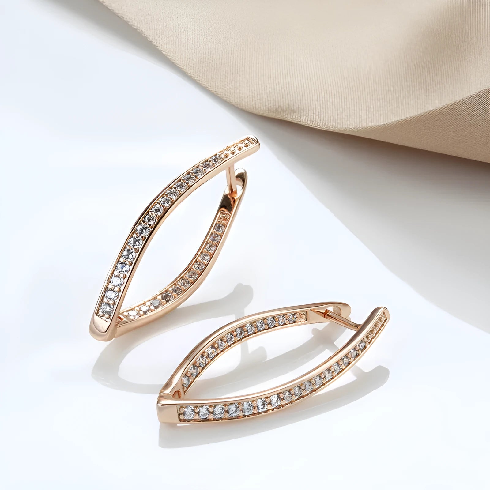 Copper geometric stud earrings with zircon details in H0493 colour.