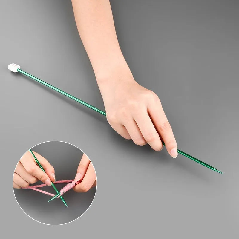 Set of aluminium crochet hooks in 14 sizes from 2.0mm to 10.0mm with protective end caps
