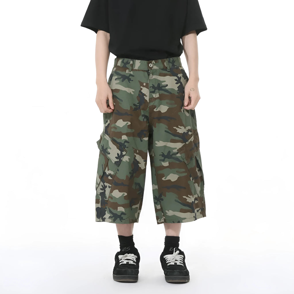 Men's camouflage cotton wide-leg trousers with large side pockets and cropped length