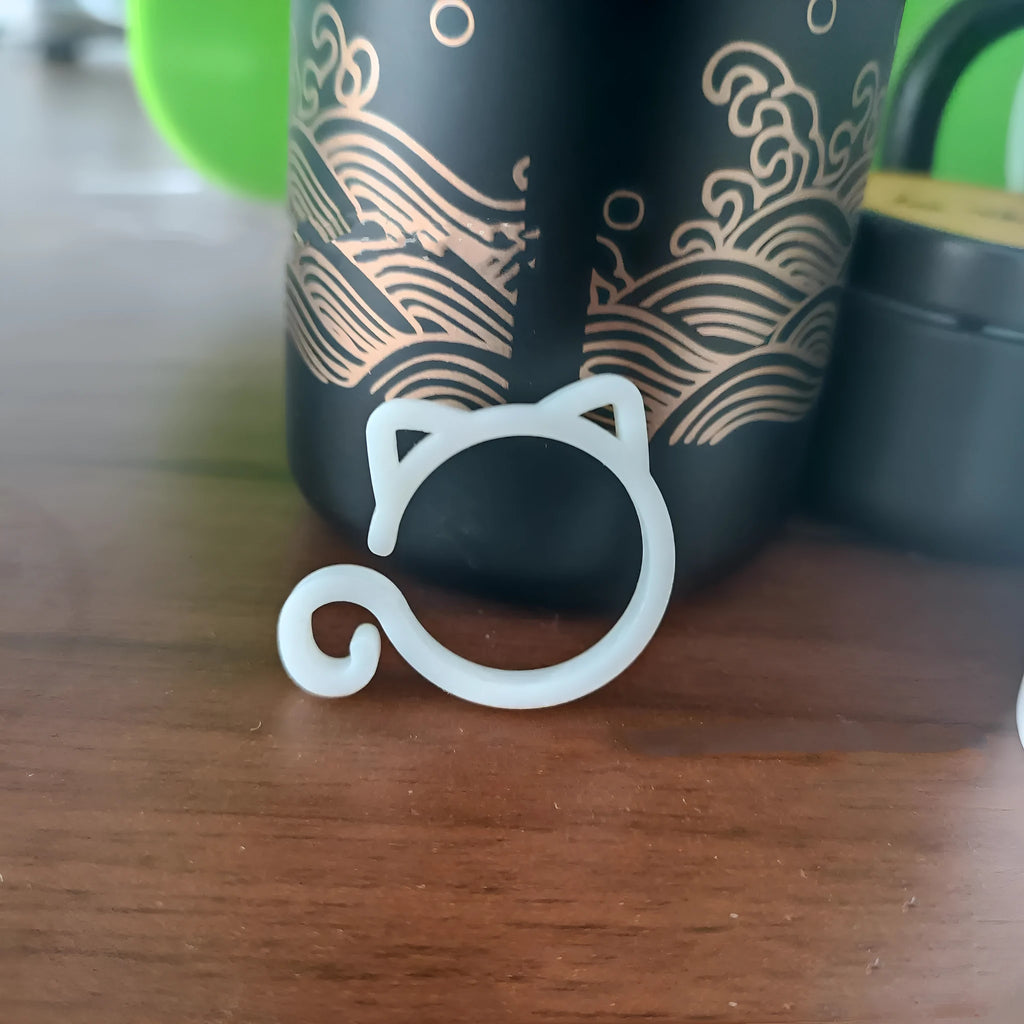 Plastic cat-shaped plant clip for gardening in green, red, white or yellow