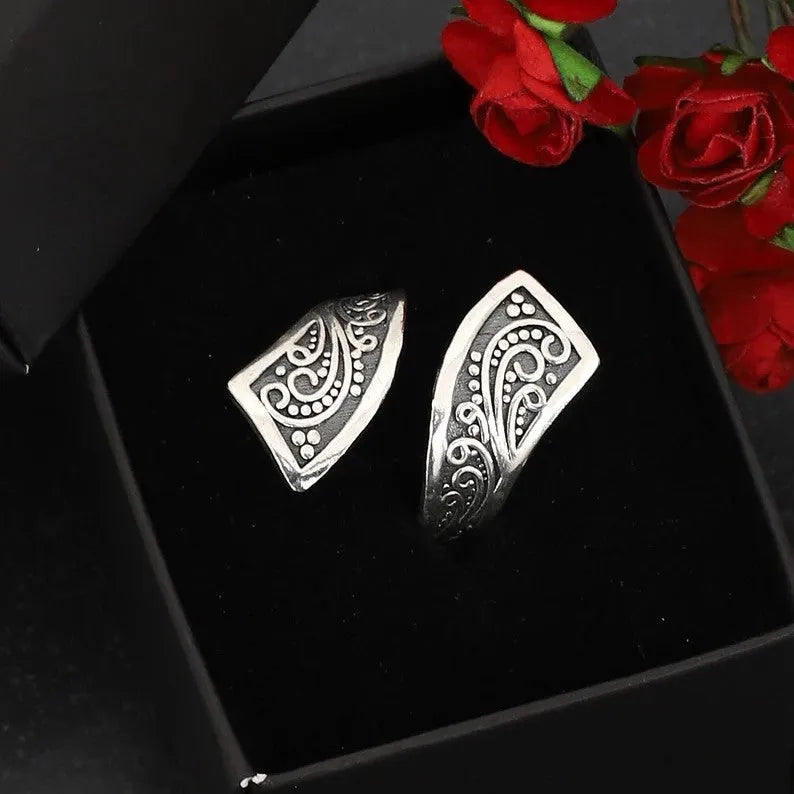 Adjustable silver women's ring with retro minimalist design on finger