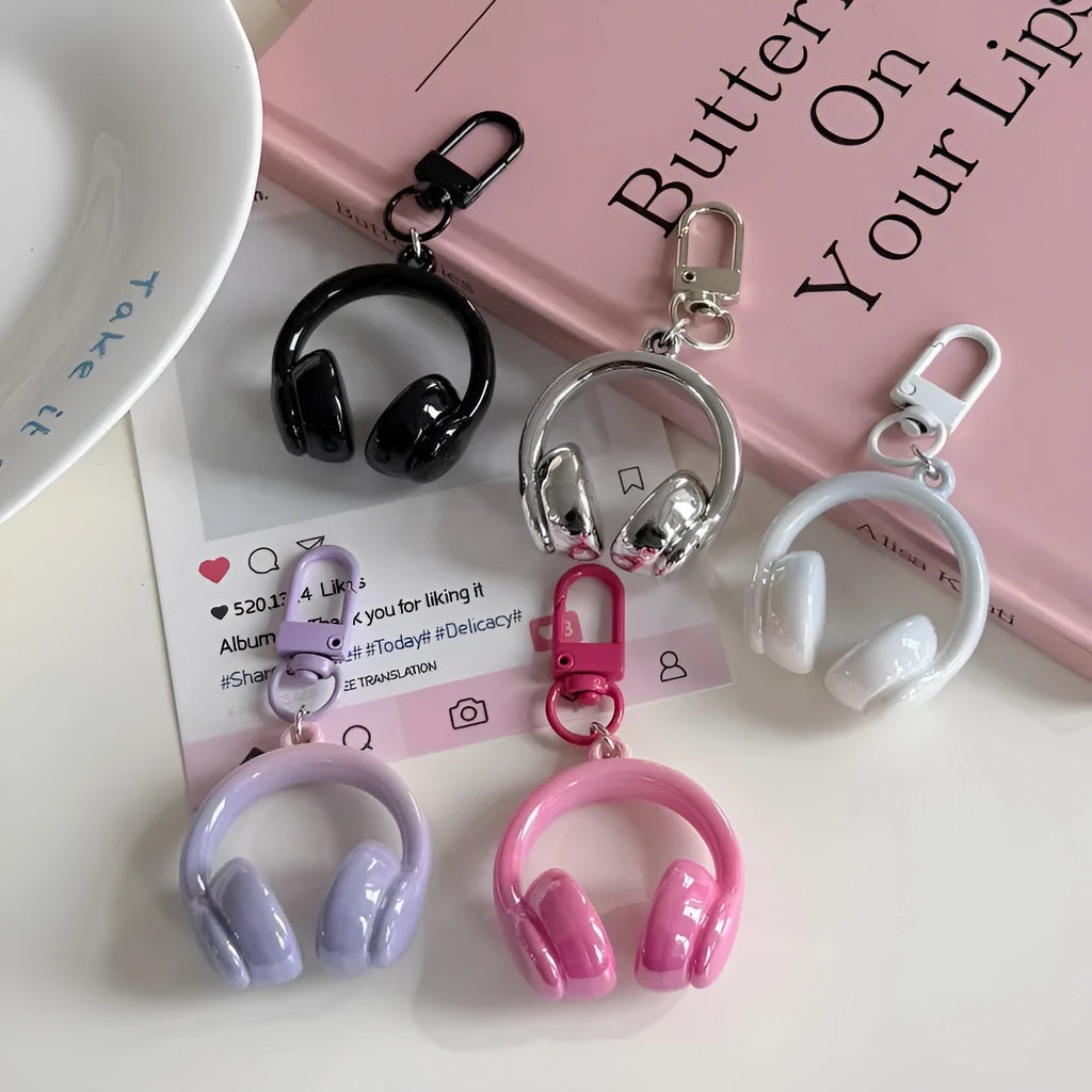 Small earphone pendant keychain with baking varnish finish in five colours silver black pink purple white