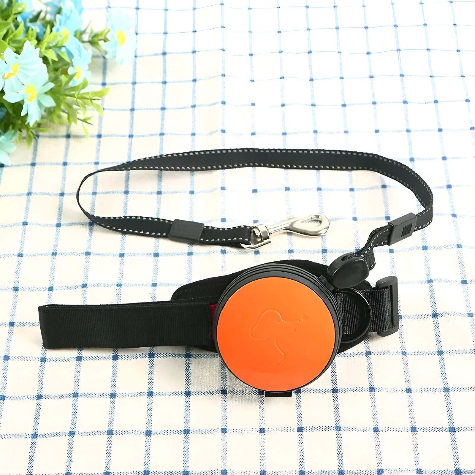 Automatic retractable pet leash extended to 3 metres with nylon rope and hands-free handle