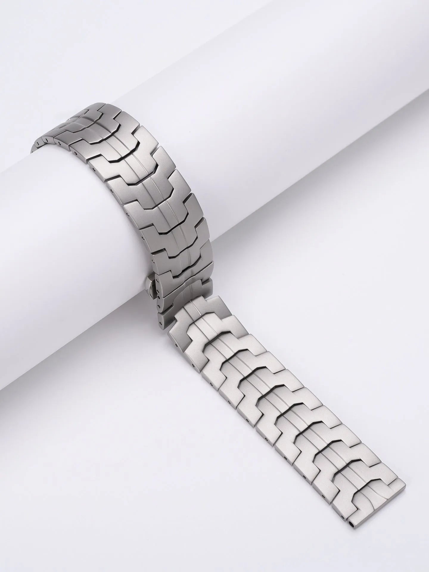 Stainless steel Samsung smartwatch replacement band in multiple metallic colours with universal 20mm and 22mm sizing