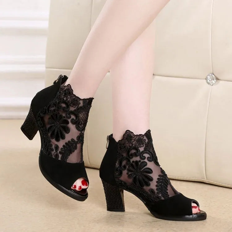 Women's black lace gladiator sandals with square high heel and flower patterns