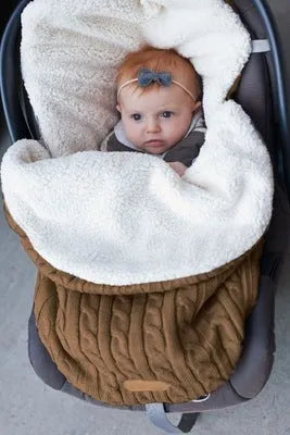 Envelope-style baby stroller sleeping bag in a plain colour with thick cotton wool filling and lamb cashmere lining.
