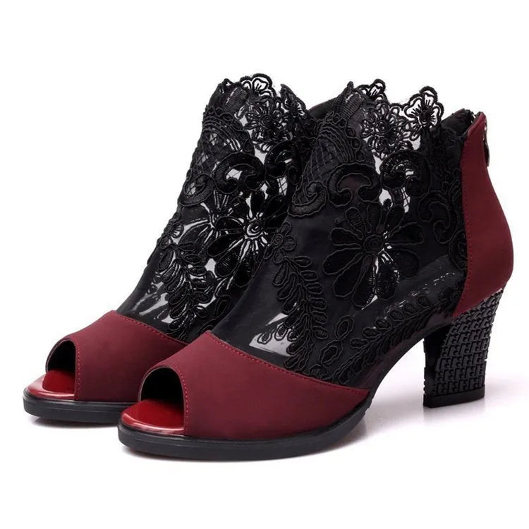 Women's black lace gladiator sandals with square high heel and flower patterns