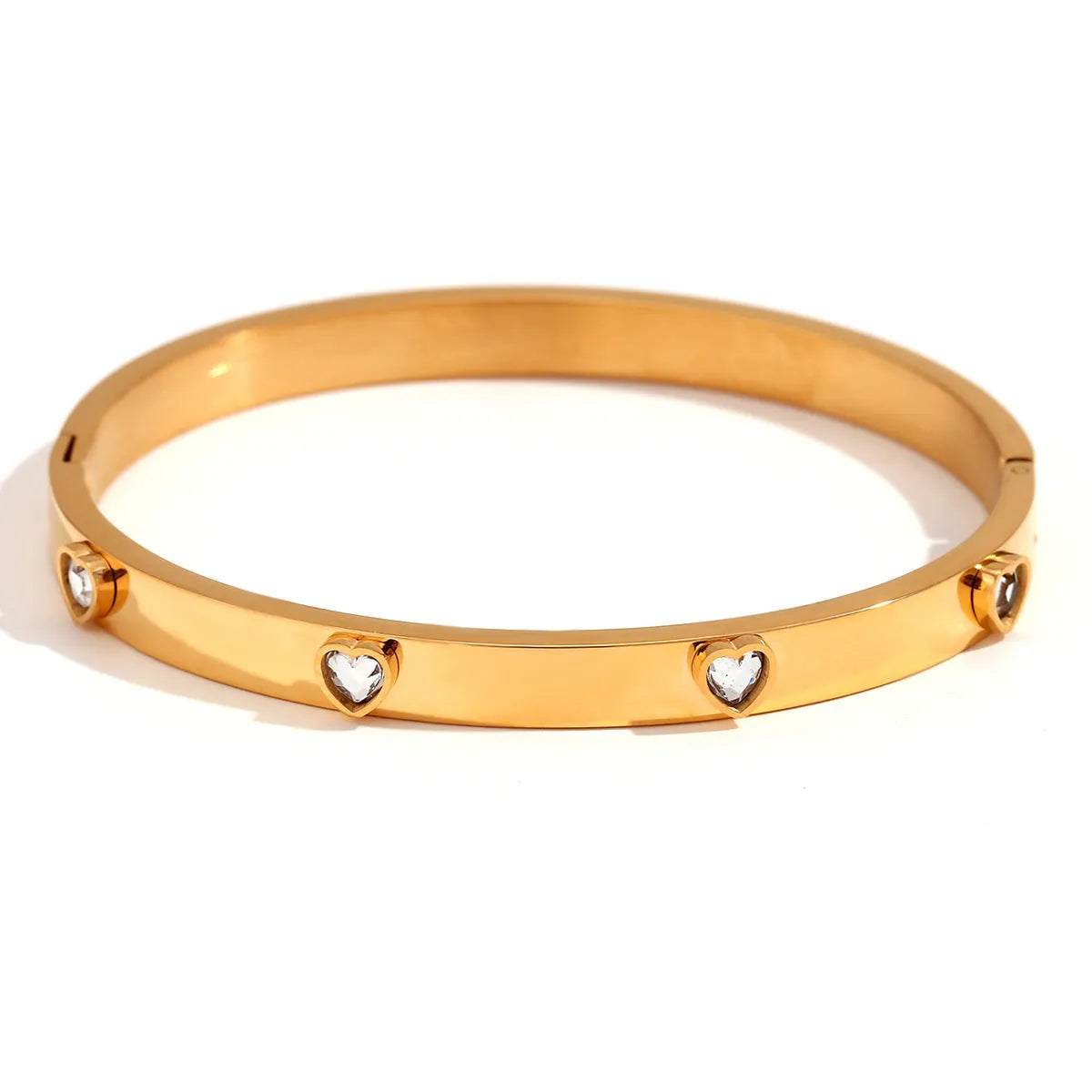 Golden stainless steel bracelet with a small micro-inlaid peach heart pendant.