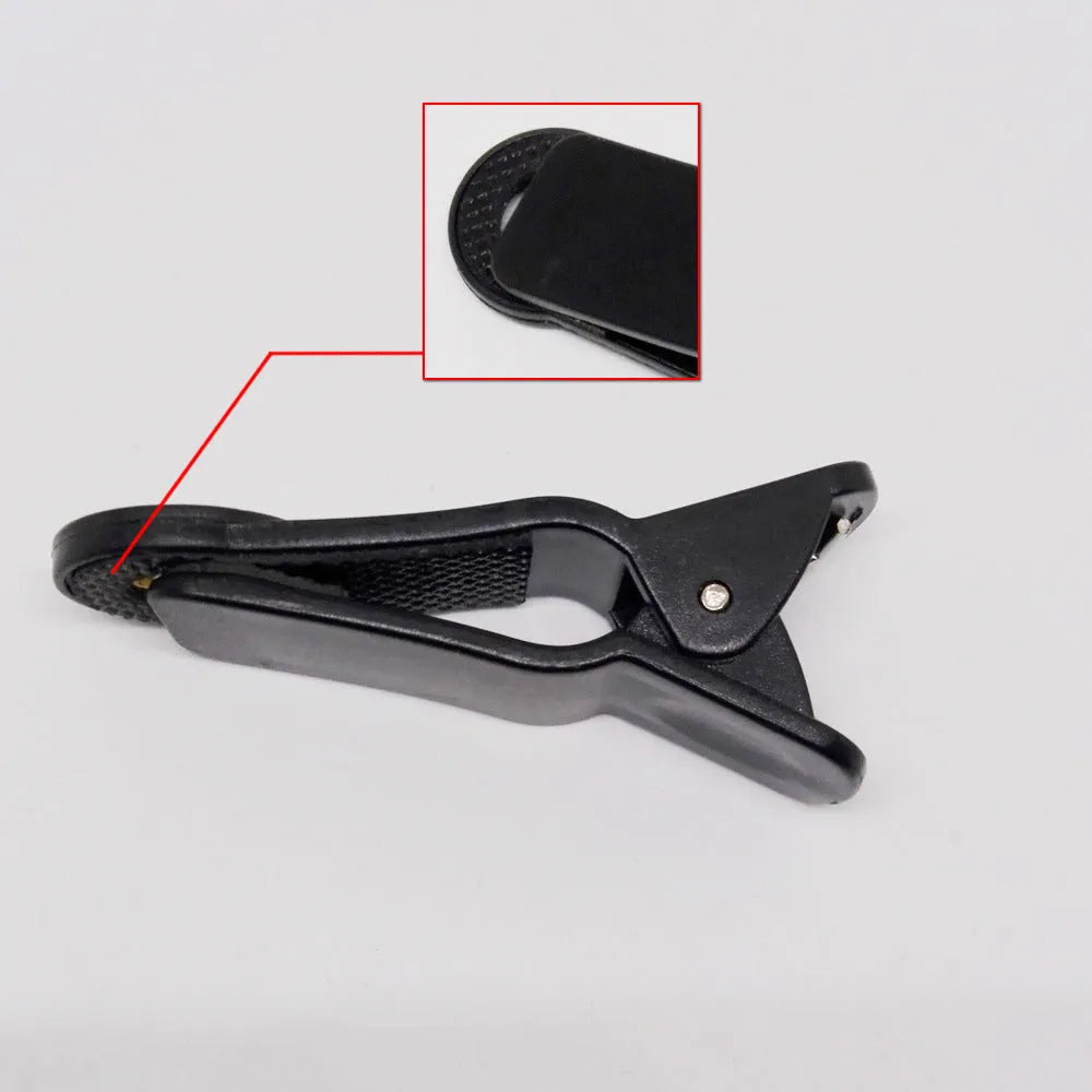 A 12x telescopic zoom lens with a universal clip attached to a mobile phone for long-distance filming.