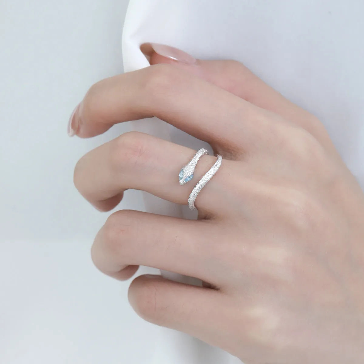 Women's adjustable snake ring in platinum colour with silver construction and zodiac design