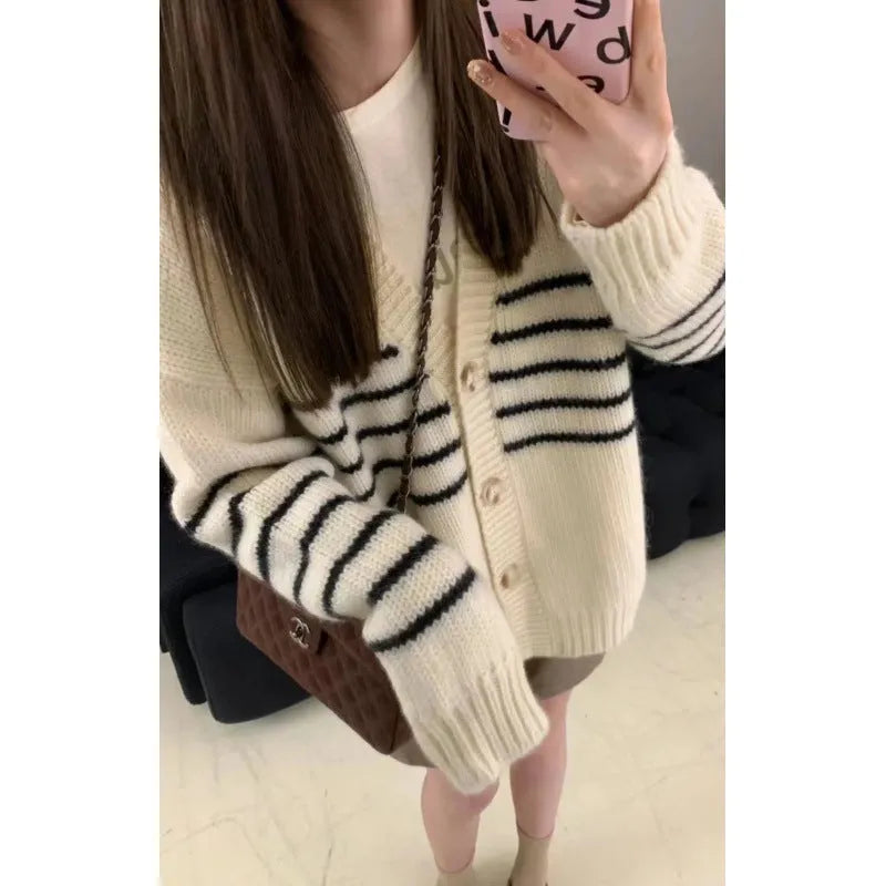 Polyester cardigan with 3D pattern and button collar in pictured colour